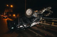 У Києві водій іномарки вижив, проїхавши по відбійнику і перекинувши машину на дах