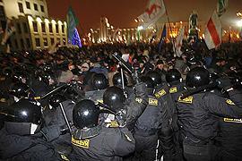 В Беларуси сторонники оппозиции пытались взять штурмом Дом правительства