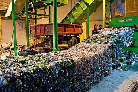 ​Филиппины после дипломатического конфликта отправили более тысячи тонн мусора обратно в Канаду