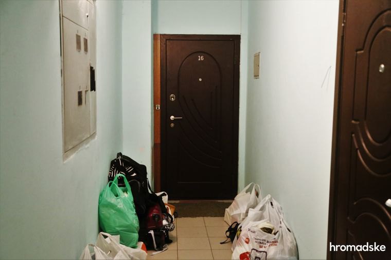 Речі, виставлені за двері квартири після сімейної сварки в Голосіївському районі Києва, 28 листопада 2020 року