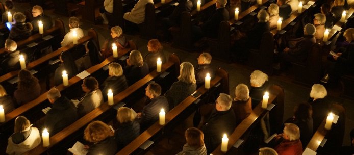 Роратна меса в церкві Серця Ісуса в Бонні-Бад-Годесберзі (Німеччина)