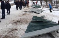 ​Местные жители снесли строительный забор на улице Навои в Киеве