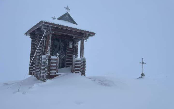 Карпати засипає снігом. Рятувальники просять туристів бути обачнішими
