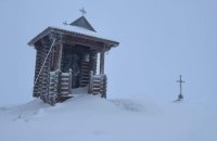 Карпати засипає снігом. Рятувальники просять туристів бути обачнішими