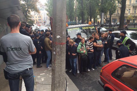 В Киеве произошли столкновения во время эвакуации автокофейни
