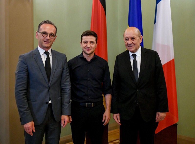 Президент Украины Владимир Зеленский с министрами иностранных дел Франции Жан-Ивом Ле Дрианом и ФРГ Гайко Маасом.