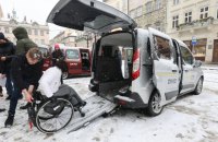 Львів компенсуватиме людям з інвалідністю на кріслах колісних частину вартості поїздок інклюзивним таксі