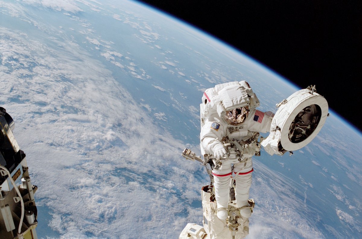 Американские астронавты вышли в открытый космос с МКС (ФОТО) 1