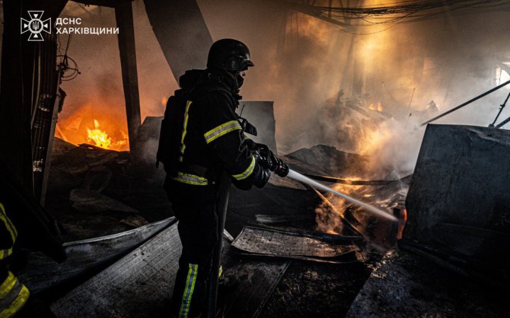 Удар по Богодухову: рятувальники ліквідували пожежу на площі 2000 кв м, 3 людини загинули, 7 поранені