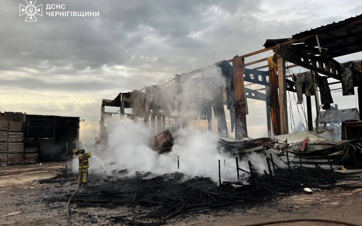 У Чернігівській області через ракетно-дронову атаку РФ загорівся ангар з вугіллям