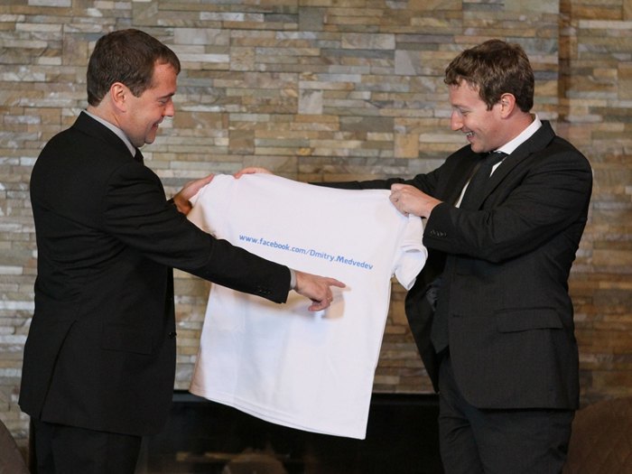 Цукерберг подарил Медведеву футболку с названием его аккаунта