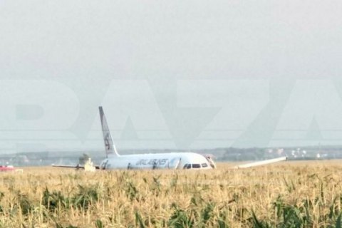 У Росії посеред кукурудзяного поля екстрено сів пасажирський літак, що летів до окупованого Криму