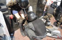 В милицию у Рады бросили взрывчатку: десятки раненых (обновлено)