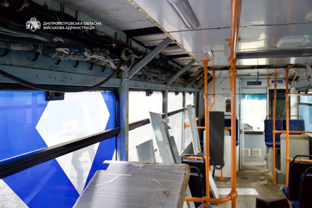 Понівечений тролейбус у Дніпрі