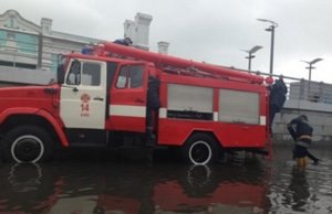В Киеве затопило Почтовую площадь
