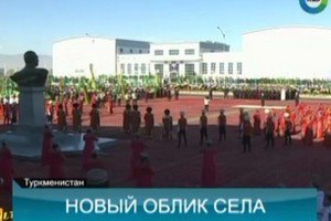 В туркменском селе открыли памятник отцу президента