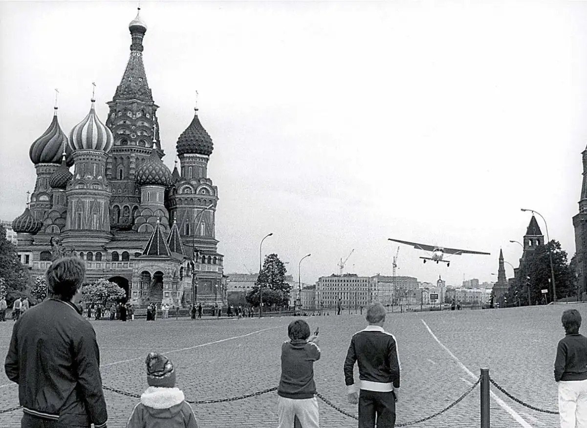  28 травня 1987 року Матіасу Русту вилетів з Гельсінкі на своєму літаку Reims Cessna 172P і здійснивши видовищну посадку на Червоній площі в Москві.