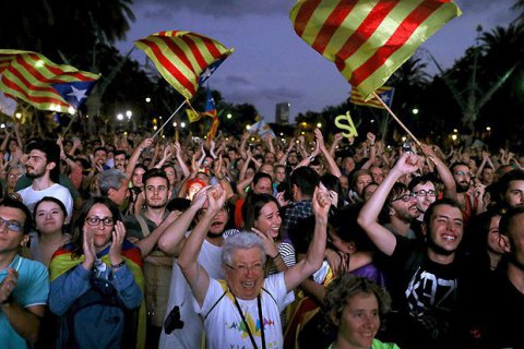 Возле парламента Каталонии проходит многотысячный митинг в поддержку независимости