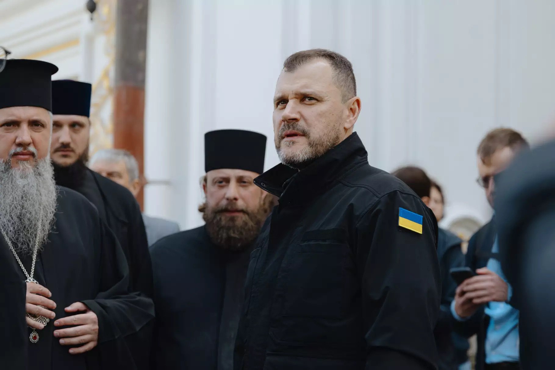 Міністр внутрішніх справ України Ігор Клименко ( в центрі) та Предстоятель ПЦУ митрополит Епіфаній (ліворуч) поблизу Успенського собору, де ліквідовують пожежу