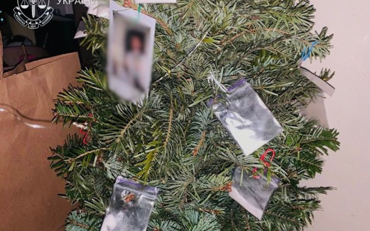 У Києві іноземець прикрасив ялинку пакетиками з наркотиками, йому повідомлено про підозру 