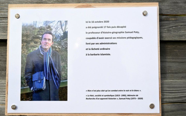 У Франції судитимуть шістьох підлітків у справі про вбивство вчителя Самюеля Паті три роки тому
