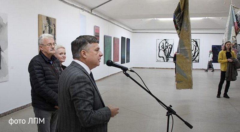 Урочисте відкриття виставки «100 років самотності» за участі генерального директора Львівського палацу мистецтв Юрія Візняка (на
передньому плані)