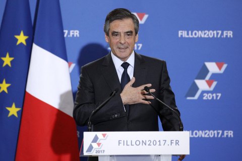 Колишнього прем'єр-міністра Франції Фійона засудили до двох років в'язниці