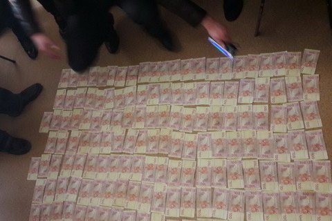 Майор полиции задержан при получении 15 тыс. гривен взятки в Запорожье