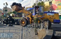 Коммунальщики разбирают баррикады на Майдане