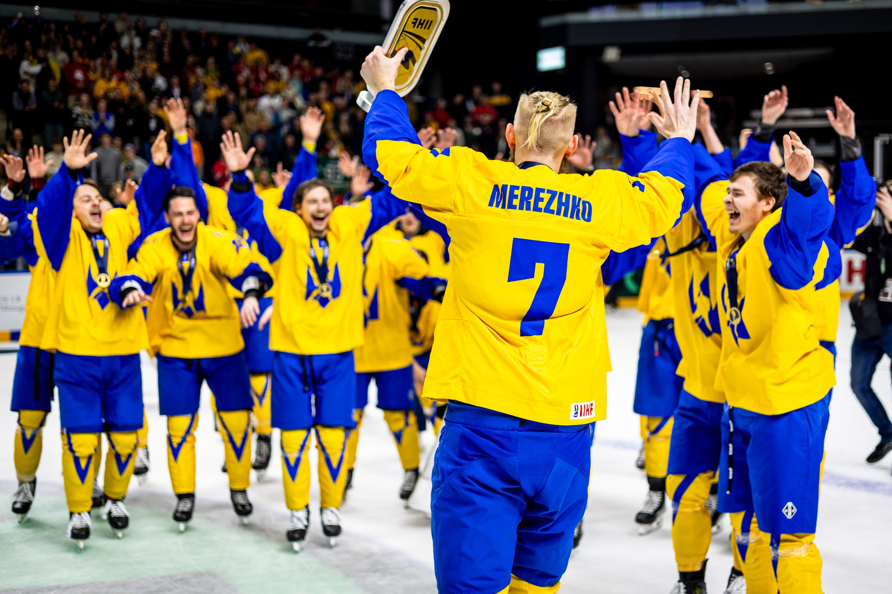 Збірна України з хокею святкує перемогу у фіналі чемпіонату світу.