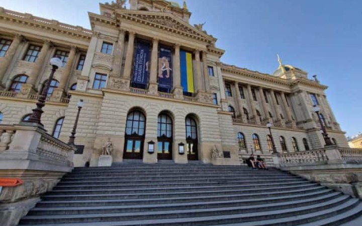 Чеський музей зняв з фасаду прапор України, який незмінно висів з 2022 року