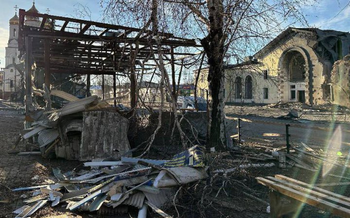 Головне за ніч та ранок неділі, 25 лютого: удар по вокзалу в Костянтинівці, майже 40 відбитих штурмів під Мар’їнкою 