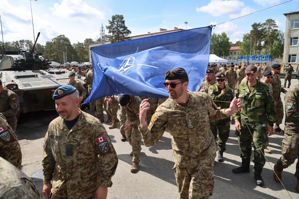 Військовослужбовці багатонаціональної бригади НАТО під час церемонії зміни командування бригади в Латвії, на військовій базі Адажі, Латвія, 10 червня 2026 року. 