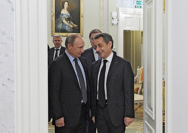 Путин и Саркози во время форума в Петербурге