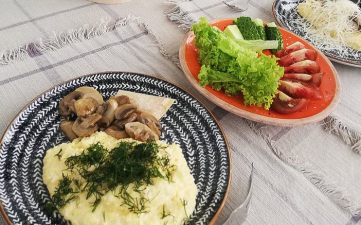 Я прибрала сільничку зі столу. Чому варто шукати «приховану» сіль у продуктах 