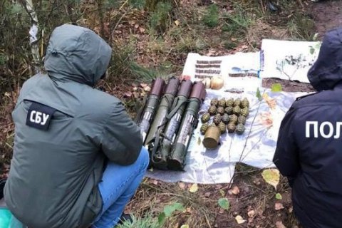 На Рівненщині СБУ виявила замаскований схрон з гранатами і вибухівкою