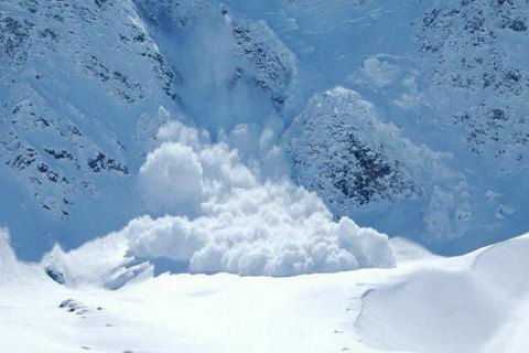 ДержНС попереджає про небезпеку сходження лавин у Карпатах