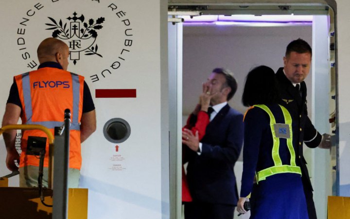 Макрон пояснив скандальний "ляпас" від дружини "звичними веселощами"