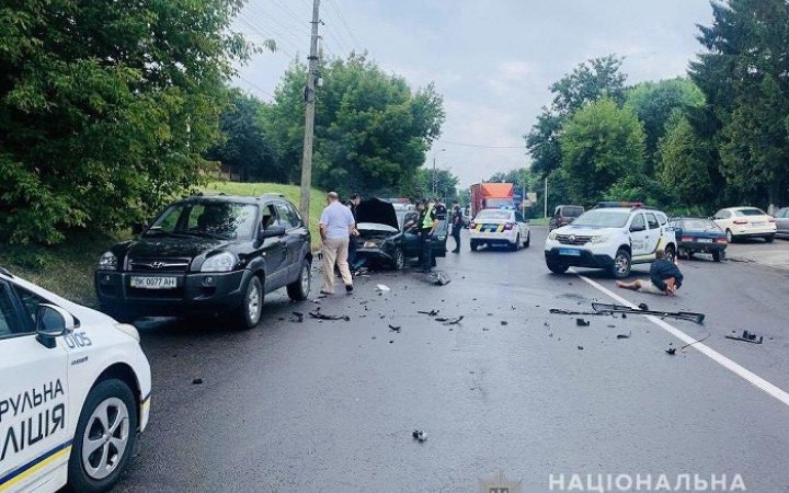 У Рівному водій розбив п'ять автомобілів під час втечі від поліції  
