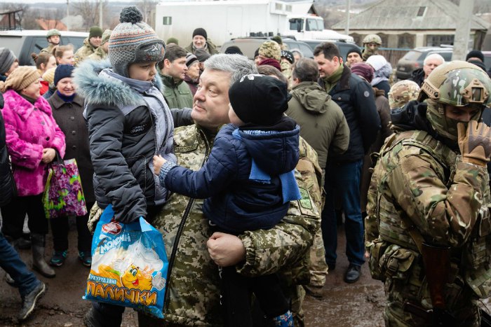 Порошенко у звільненому від бойовиків селі Катеринівка, Луганська область, 16 березня 2018 року.