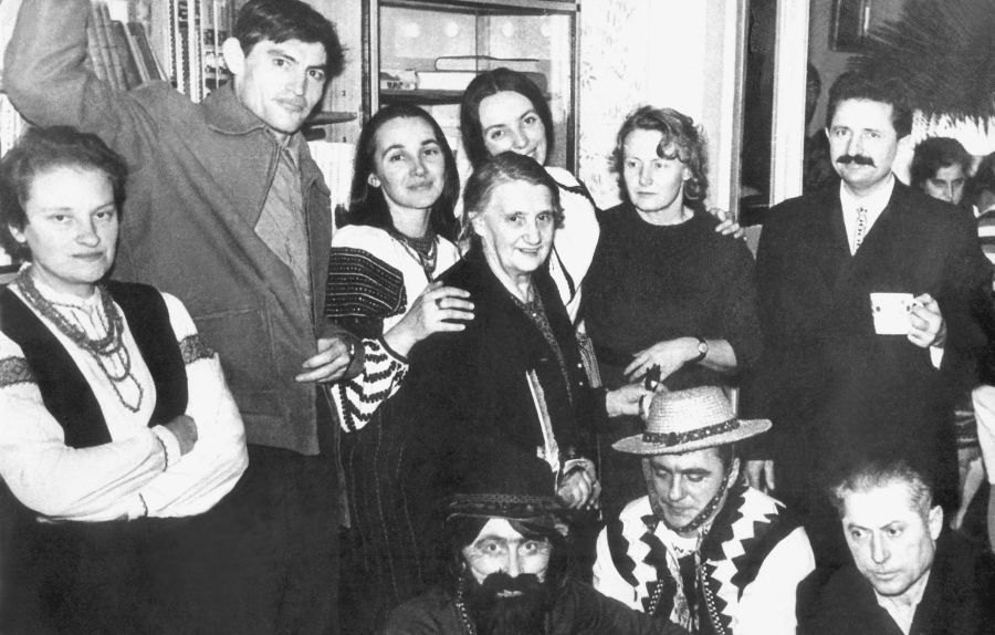  <strong>9 січня 1972 року. Різдво в домі Садовських у Львові.</strong> Стоять — Любомира Попадюк, Василь Стус, Олена Антонів,
Ірина Калинець, Марія й Ганна Садовські, Михайло Горинь; сидять — Стефанія Шабатура, вбрана циганом, Мар'ян Гатало, Олександр Кузьменко. Через три дні Стус, Калинець та Шабатура були заарештовані.