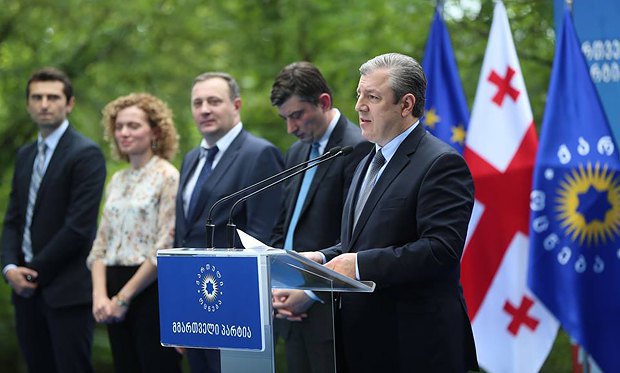 Председатель партии Грузинская мечта – демократическая Грузия, премьер-министр Георгий Квирикашвили (справа) официально
представляет кандидатов в депутаты от правящей партии