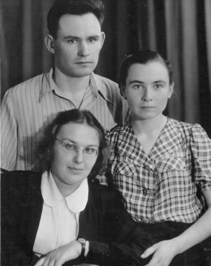 Родина Світличних: Іван, його дружина Леоніда та сестра Надія (праворуч), 1957 рік