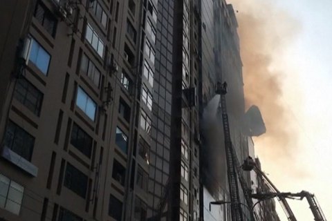 В столице Бангладеш загорелась 19-этажка, люди прыгали из окон