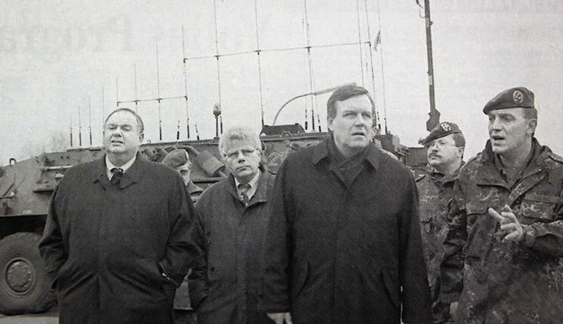 Федеральний міністр оборони Фолькер Рюе (посередині), полковник Ганс-Вільгельм Штайнер (праворуч) під час візиту до полку зв’язку, Франкенберг, 17 лютого 1997 року.