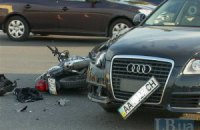 В Киеве поворачивающий Audi "подставился" под мотоцикл