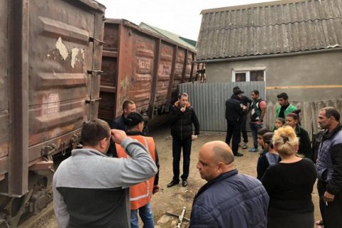 В Ужгороді вантажний потяг зійшов з рейок і мало не зруйнував житловий будинок