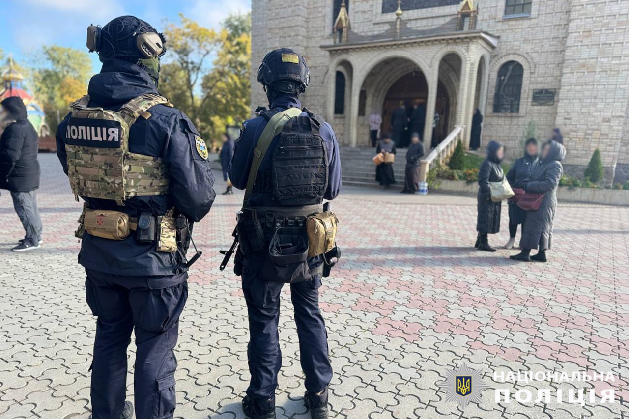 У Черкасах біля Свято-Михайлівського храму виник конфлікт між представниками ПЦУ та УПЦ МП