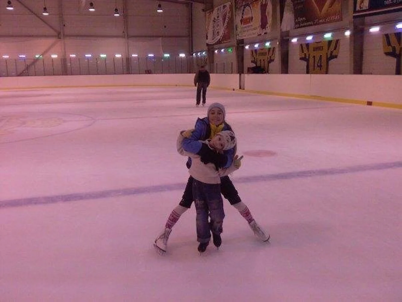 Семирічний Кирило із сестрою Єлизаветою на льоду «Фаворит Арени» в Херсоні