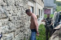 На Тернопільщині чоловік побив військовослужбовця та забрав його зброю